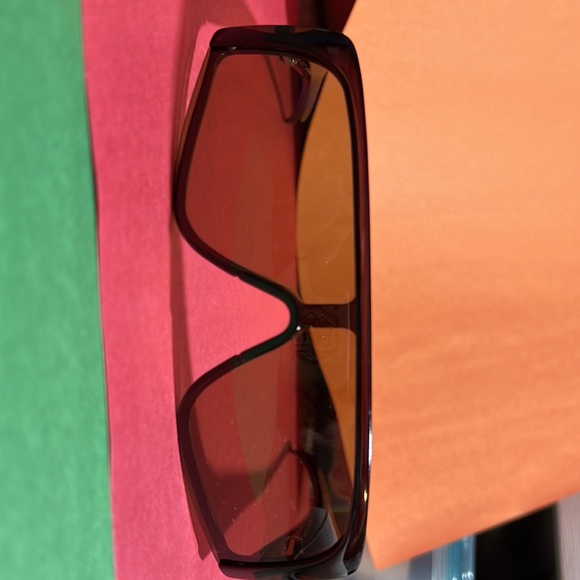 Gucci sunglasses the color is like a transparent brown. - Picture 2 of 4